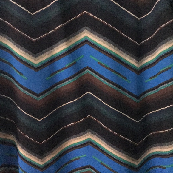 Medium Lularoe Shirley sheer lightweight cool - Picture 4 of 6